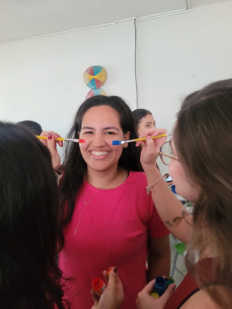 Myllena com o rosto pintado na recepção dos calouros